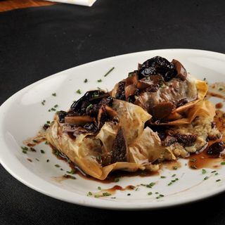 Manitas de cerdo con relleno de setas