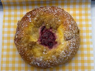 Bollos de crema y frambuesa