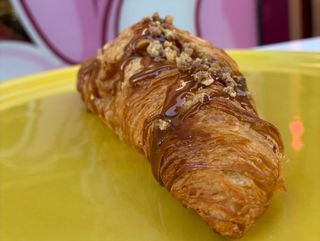 Croissant Dulce de Leche con Triturado de Avellanas
