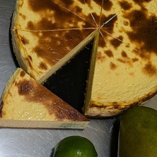 Porción tarta de queso mango y lima