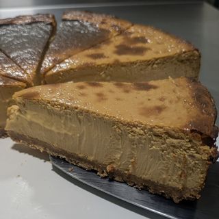 Porción tarta de dulce de leche y sal en escamas