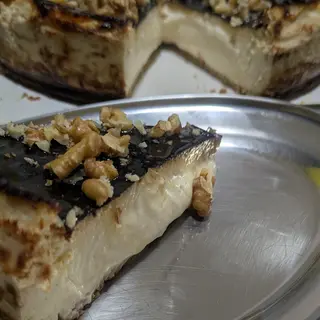 Porción tarta de gorgonzola nueces y miel