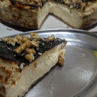 Porción tarta de gorgonzola nueces y miel