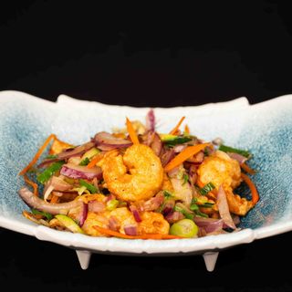 GAMBAS FRITAS CON SAL Y PEMIENTA