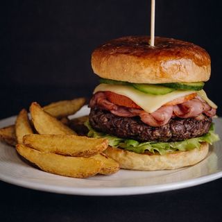 Hamburguesa de ternera con patatas