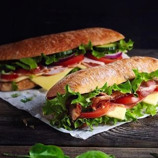 Bocadillo de jamón serrano y bacon