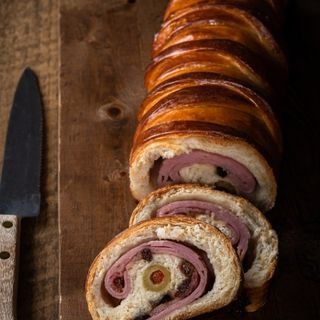 Porcion de pan de jamon