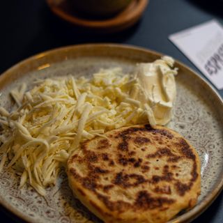 Arepa con nata y queso