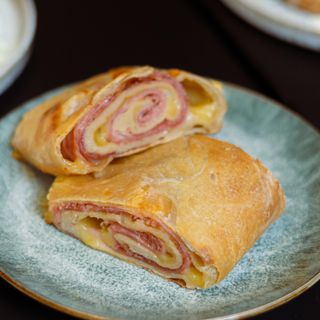 Porcion de pan de jamon y queso