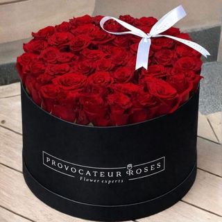 Caja de 32 cm con nuestras exclusivas Rosas rojas
