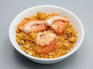 Migas con langostinos y tomate