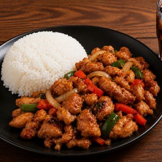 Arroz con pollo marinado picante