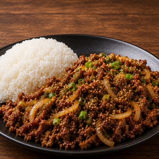 Arroz blanco con carne yanbian