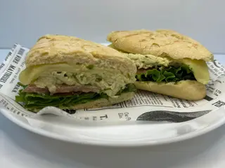 Pulguita de Pollo y ensalada