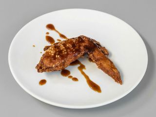 Goma teba de alitas de pollo caramelizado (4 pzas.)