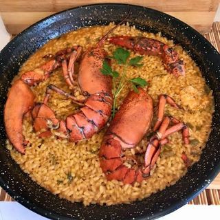 PAELLA CON BOGAVANTE