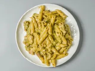 MACARRONES AL PESTO