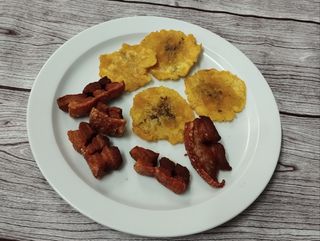Patacones Con Chicharrón