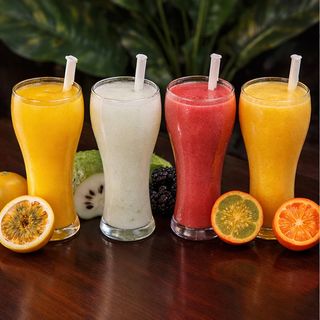Jugos tropicales en agua
