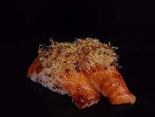 Nigiri sake pistacho