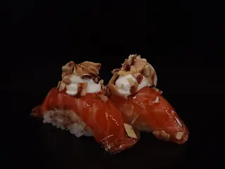 Nigiri sake almendra