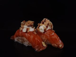 ⁠Nigiri sake almendra