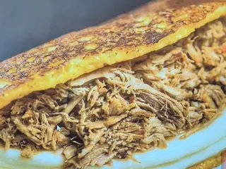Cachapa de carne y queso