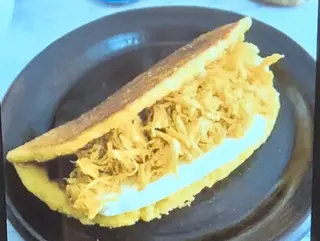 Cachapa de pollo y queso