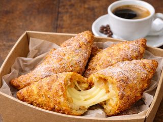 Empanadas de Viento. (2 unidades). Incluye Café Ecuatoriano.