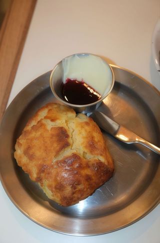 Scone Con Mantequilla Y Mermelada