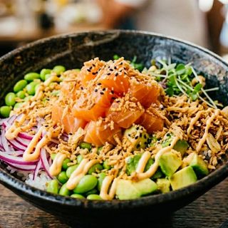 Poke bowl sunny de salmón (mediano)
