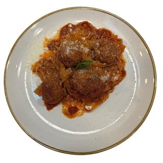 Tagliatelle al ragù napoletano con albondigas