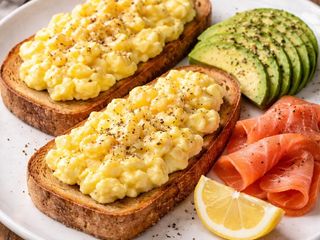 Salmón ahumado, aguacate , 2 huevos revueltos y 2 tostadas