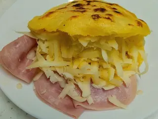 Arepa de york con queso (1 ud.)