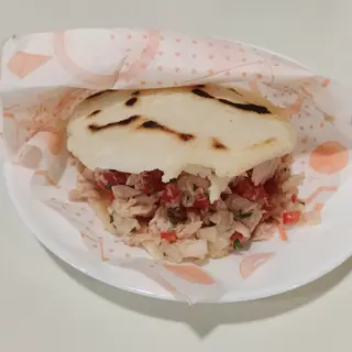 Arepa rellena con atun