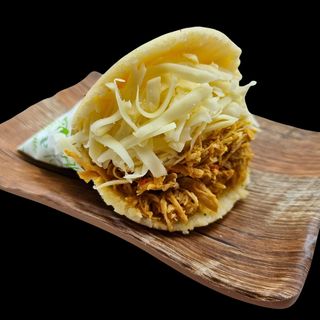 Arepa De Pollo Con Queso