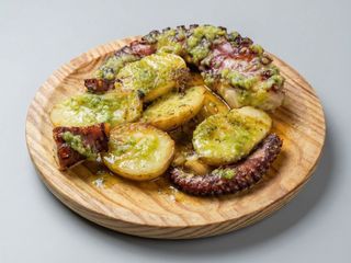 Pulpo A La Plancha Con Mojo Verde