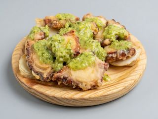 Ración de Pulpo frito con mojo verde