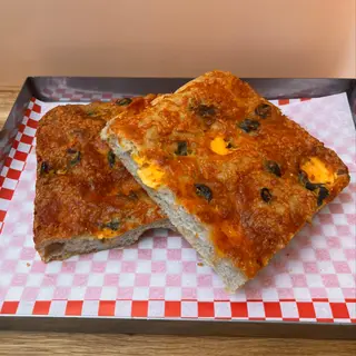 Focaccia de jalapeño y queso cheddar