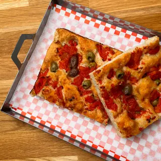 Focaccia de tomate y olivas