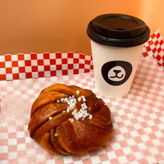 Pack Dulce: Cinnamon Roll + Café con Leche