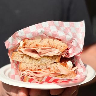Sándwich de pesto, mortadella de pistacho, tomate seco, mozzarella