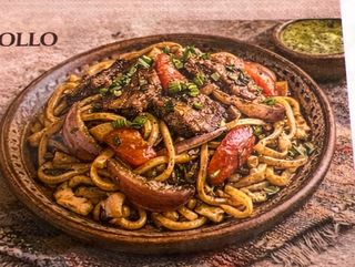 Tallarines saltados de pollo