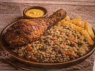 Pollo broaster con arroz chaufa