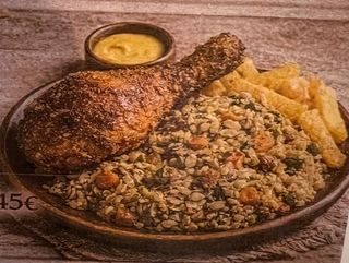 Pollo broaster con arroz chaufa