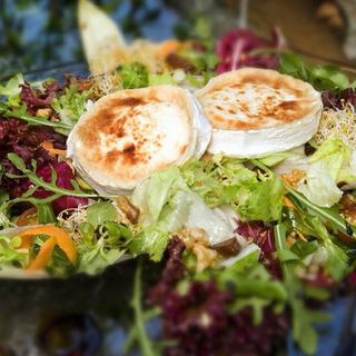 Ensalada de queso de cabra