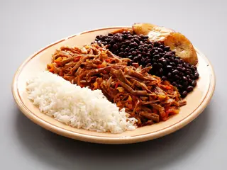 Plato pollo mechado
