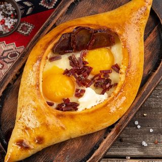 Khachapuri ajariano con basturma