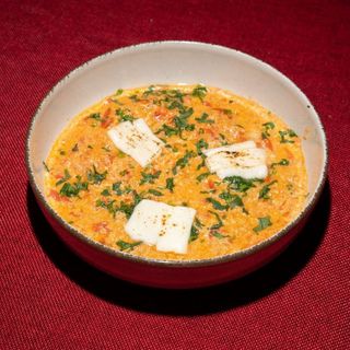 Huevos con tomates y queso