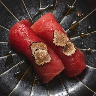 Nigiri Atún y trufa negra. (2Pzs)